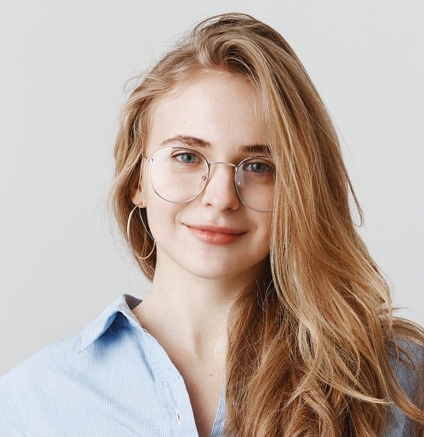 travel-agent-hearing-customer-min travel-agent-hearing-customer-min